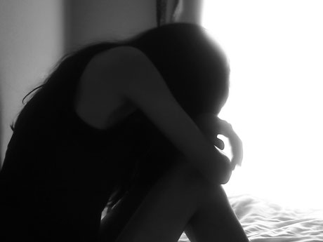 トラウマ　ＰＴＳＤ　虐待　暴力　性暴力　ＤＶ　膝をかかえる　女性　ビリーフチェンジ　心理カウンセリング　心理セラピー