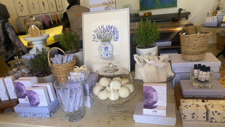 ラベンターとオリーブオイルの石鹸とハンドクリーム。地元のハイソな方に人気。