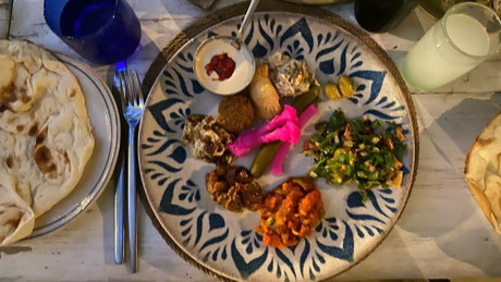 前菜盛り合わせ。美味しくて体にも良いヘルシーな食材が並びます。