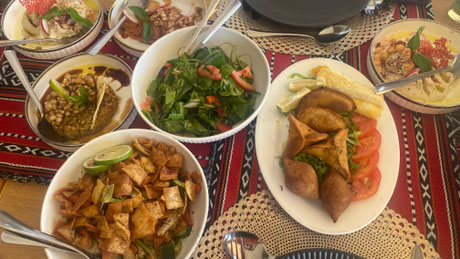 ゴマのペースト、野菜、チキンも良く食されます。