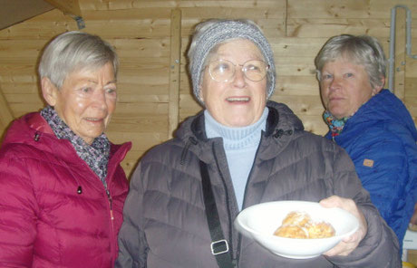 Foto: Erika Wenzel, Roswitha Küppers und Ute Diener verkaufen Weinsuppe und Futjes