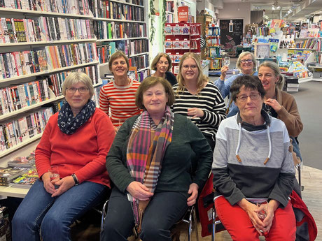 LandFrauen-Gruppe sitzend in Buchhandlung Scheller