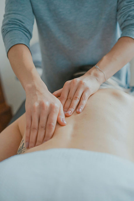 Mit einer Raindrop Massage bei BeCOME naturally werden Vitalität und Regeneration des Körpers angeregt.