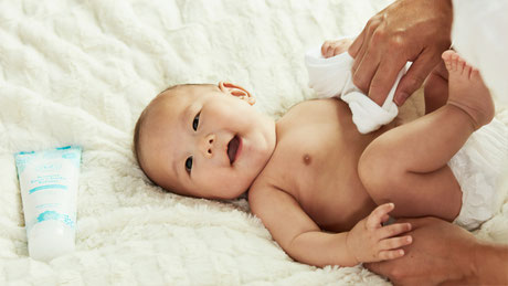 Baby wird gewickelt