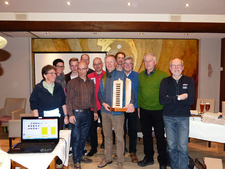 Kathrin Kaiser, Kathrin Heimes, Jannis Heidbreder, Bernd Materne als 1.Vorsitzender, dahinter Gerhard Metten, F.J. Strunz, Norbert Stoer, Michael Dietrich, Paul Vollmert als 2. Vorsitzender, Volkmar Kretschmer und Dieter Kothke