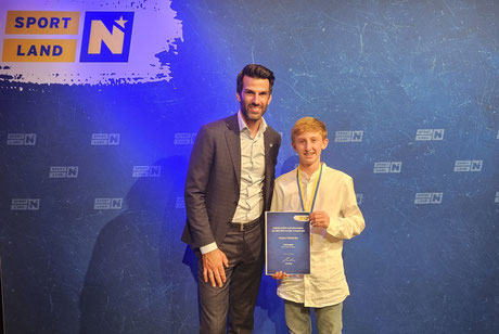 Florian Perischa wurde für seinen Schülermeistertitel 2024 vom Sportland Niederösterreich durch LH-Stellvertreter Udo Landbauer (li.) geehrt.