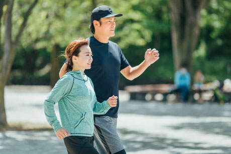 歩くとつらくなる腰痛を改善し元気にウォーキングや散歩を楽しむ40代50代の男女イメージ