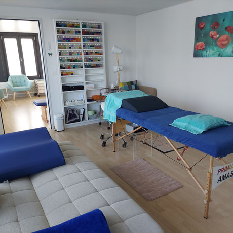 Fussreflexzonenmassage mit Klang auf AMASTO Massageklangliege bei Serenum Klang & Therapie Wetzikon ZH