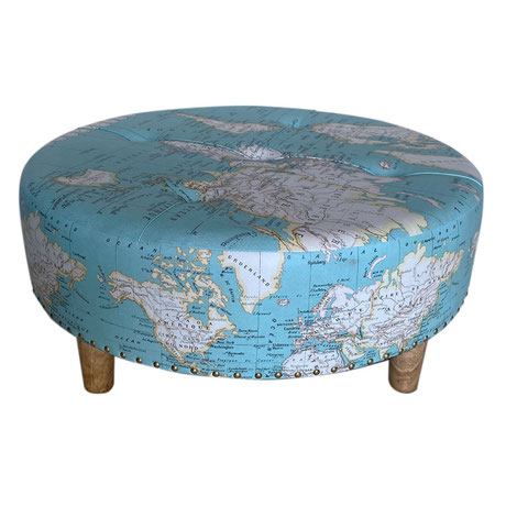 "Carte du monde"-Hocker, 80 cm Durchmesser, 30 cm hoch, Tannenholz, Kunststoff, PU, € 190.00.