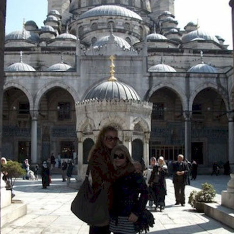 Ebru Tongar mit ihrer Mutter vor der Sultan Ahmed Moschee heute.
