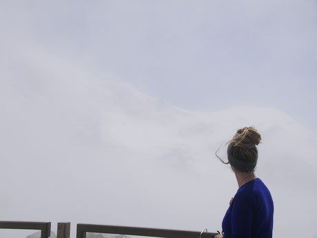 Der Gipfel ist hinter dem Nebel kaum zu erkennen, doch umso mehr freuen wir uns, wenn wir freie Sicht bekommen.