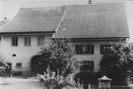 In diesem Haus an der Kirchbachstrasse befand sich bis ca. 1900 das Gasthaus "Krone". Oberhalb von Scheune und Stall war der Krone-Saal.  Foto vor 1959