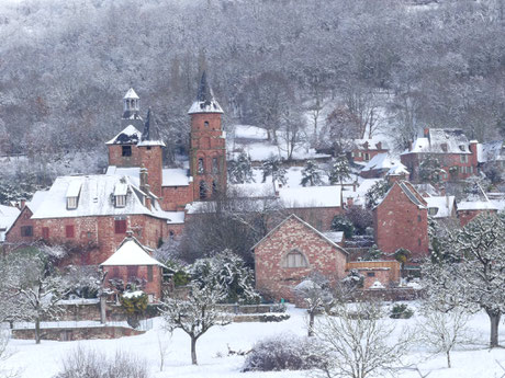 Après La Mérelle, le Chemin vers Compostelle , La Voie de Rocamadour en Limousin et Haut-Quercy vous fait découvrir Collonges-la-Rouge par le sud