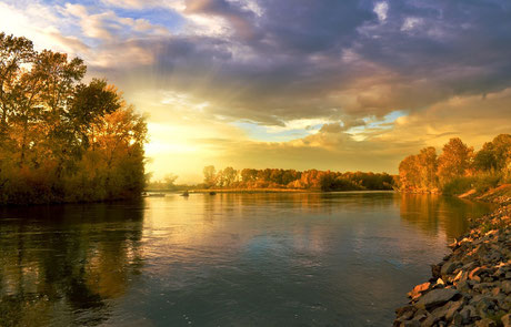Flussbiegung mit Sonnenuntergang - Symbol für Ruhe und den Beginn eines neuen Tages.