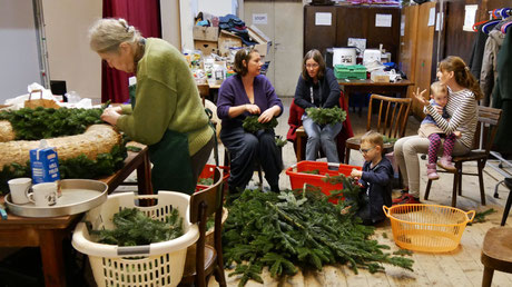 Das gemeinsame Adventkranzbinden auf der Pfarrsaal Bühne war im November 2024 sehr gut besucht. Das Reisig wurde von der Pfarre besorgt.