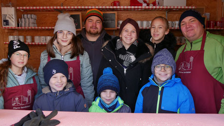 Erster Advent-Sonntag: Die Ministranten stellten das Punschhütten Team.