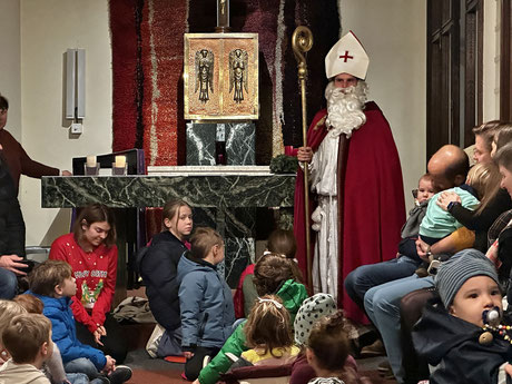 Der Nikolaus mit der Bischofsmütze und dem Bischofsstab.