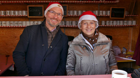 Dritter Advent-Sonntag: Punschütten Team Maria Riedl mit Cousin Herbert, der für ihren kranken Mann Michael einsprang.