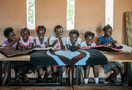 Mädchen und Frauen in Sambia können ihren Lebensweg kaum selbst gestalten: frühe Verheiratung, viele ungewollte Schwangerschaften im Teenageralter und infolge dessen kein Schulbesuch mehr.