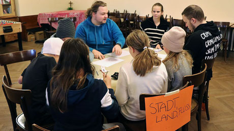 Reger Zustrom beim Stadt-Land-Fluss Spiel am Casino Nachmittag.