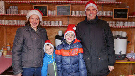 Zweiter Advent-Sonntag: Familie Schmaus-Kos als Punschhütten Team.