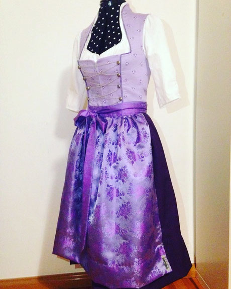 Scheewittchendirndl, Dirndl, lila, flieder, Blumen, Tracht, Wiesn, Oktoberfest, handmade, Dirndllove, samsalabim