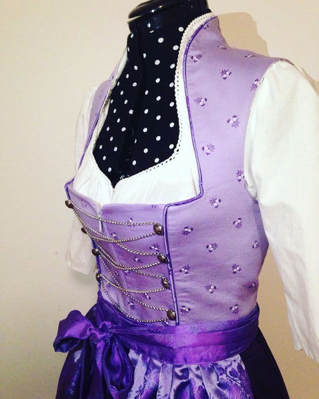 Dirndl, Schneewittchendirndl, Stehkragen, flieder, lila, samsalabim, Tracht, Oktoberfest, handmade, Dirndllove, maßgeschneidert