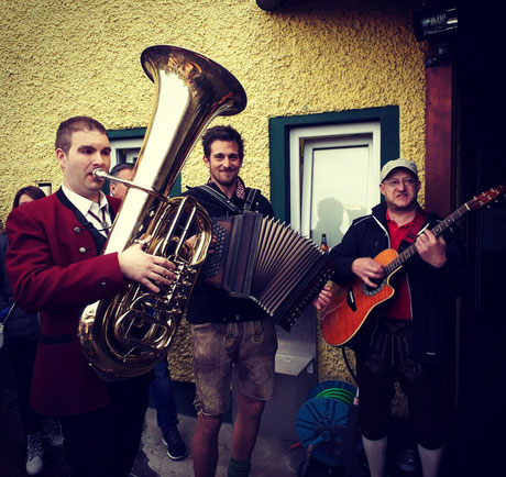 Maibaumaufstellen beim Gasthaus Baumwirt in Gralla