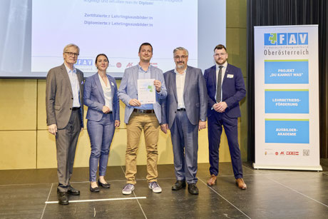Ehrungsfoto mit Urkunde und Funktionär:innen