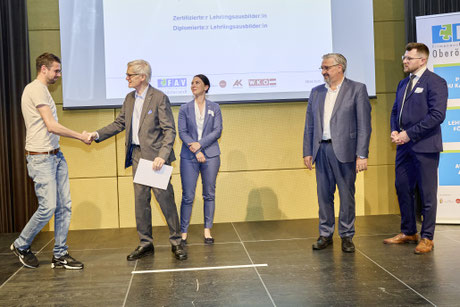 Diplomübergabe mit persönlichem Händedruck