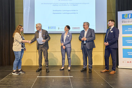 Urkundenverleihung mit Handschlag
