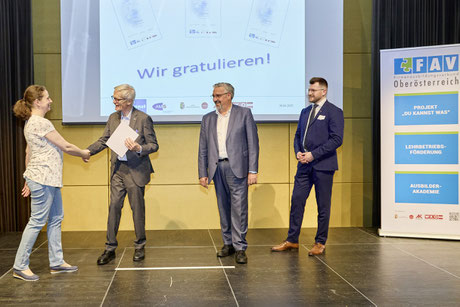 Übergabe der Urkunden mit Händeschlag an Teilnehmerin