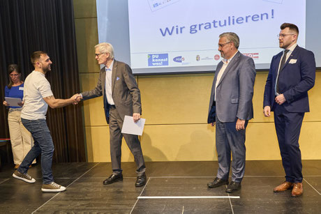 Händedruck mit Clemens Malina-Altzinger bei Urkundenvergabe