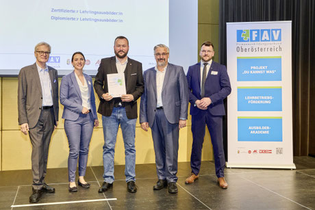Absolvent mit Ehrung und Gratulant:innen