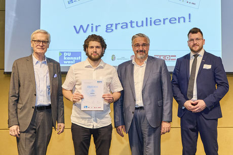 Urkunde wird für das Foto in die Kamera gehalten