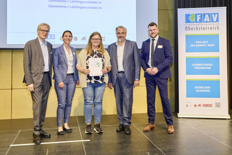 Teilnehmerin mit verliehener Urkunde und FAV-Vorstandsmitfglieder