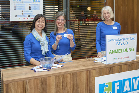 FAV-Team am Anmeldetisch der FAV OÖ Generalversammlung mit Namensschildern