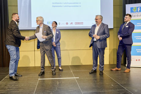 Handschlag zur Urkundenvergabe durch FAV-Vertreter