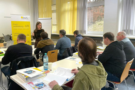 Teilnehmende hören bei der Einführung zum Projekt „Du kannst was“ aufmerksam zu