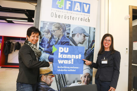 Martina Kefer und Martina Reichetzeder präsentieren das Rollup von „Du kannst was“ mit einem Lächeln