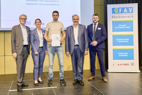 Urkunde erhalten – gemeinsames Bild mit FAV-Team
