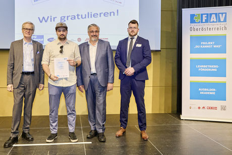 Gruppenfoto nach der Urkundenverleihung