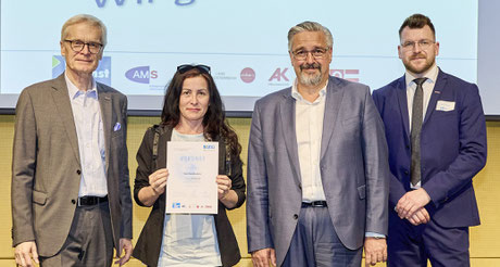 Erfolgreicher Abschluss mit Gratulanten dokumentiert