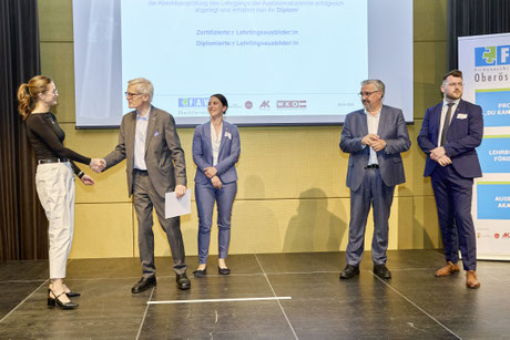 Diplomübergabe mit Gratulation durch den Vorstand