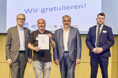 Erfolgreiche Teilnehmerin mit Urkunde vor der Kamera