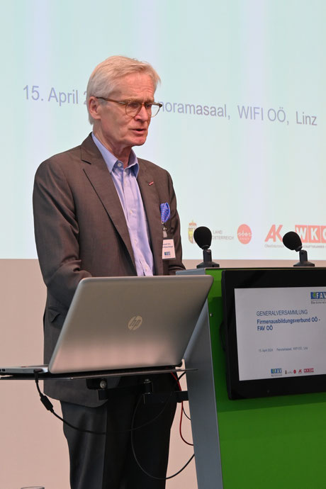 VPräs. KommR DI Dr. Clemens Malina-Altzinger spricht während der Generalversammlung im WIFI Linz.