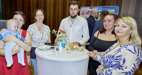 Absolvent:innen beim festlichen Empfang an Stehtisch