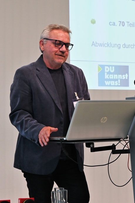 Mag. Christian Eichbauer spricht vor Teilnehmer:innen über aktuelle Infos.