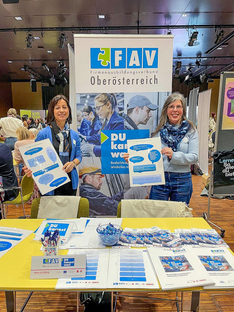 Vertreterinnen des FAV OÖ bei Messestand