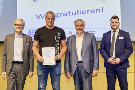 Abschlussfoto mit Urkunde und Projektverantwortlichen